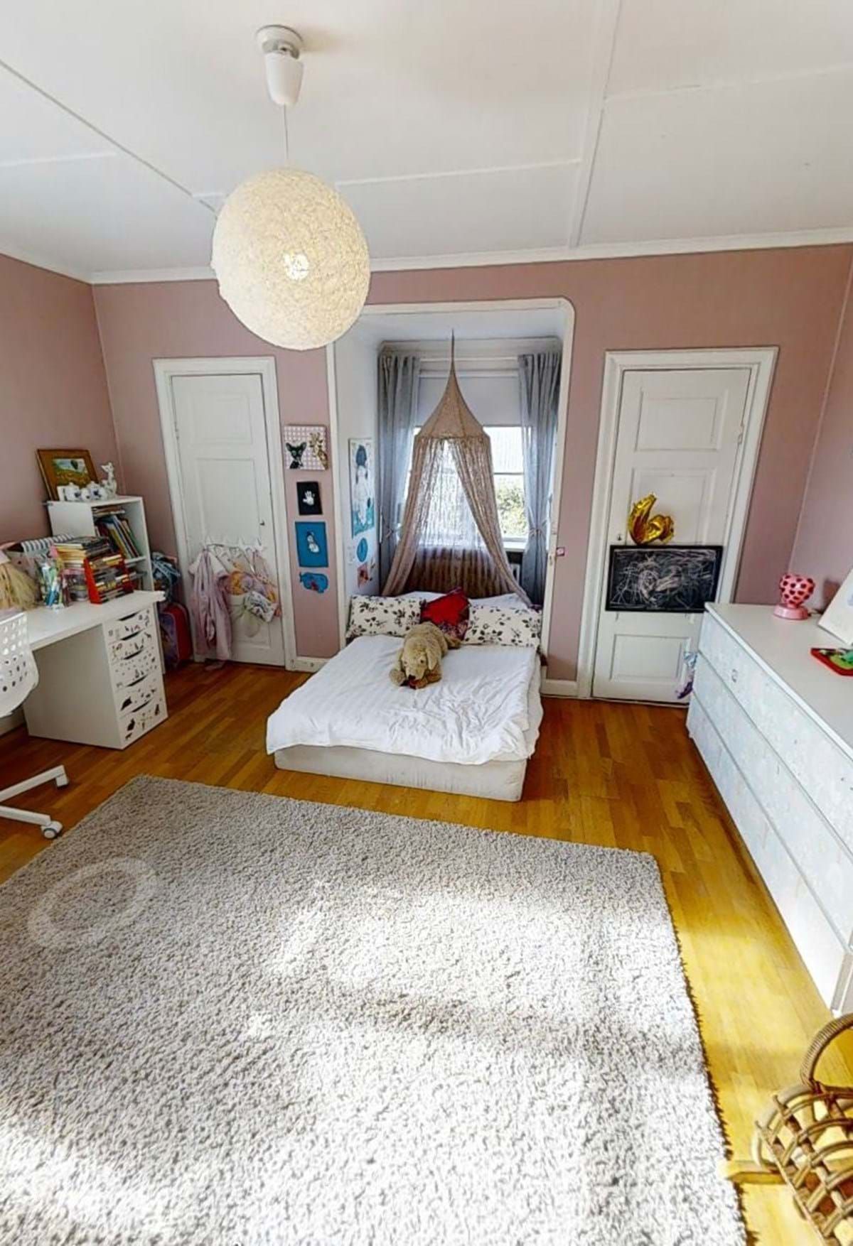 Fantastiskt hus med fina altaner – bild 7 av 15