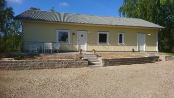 House with its own jetty and sauna by the lake