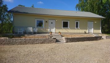 Hus med egen brygga och bastu vid sjön