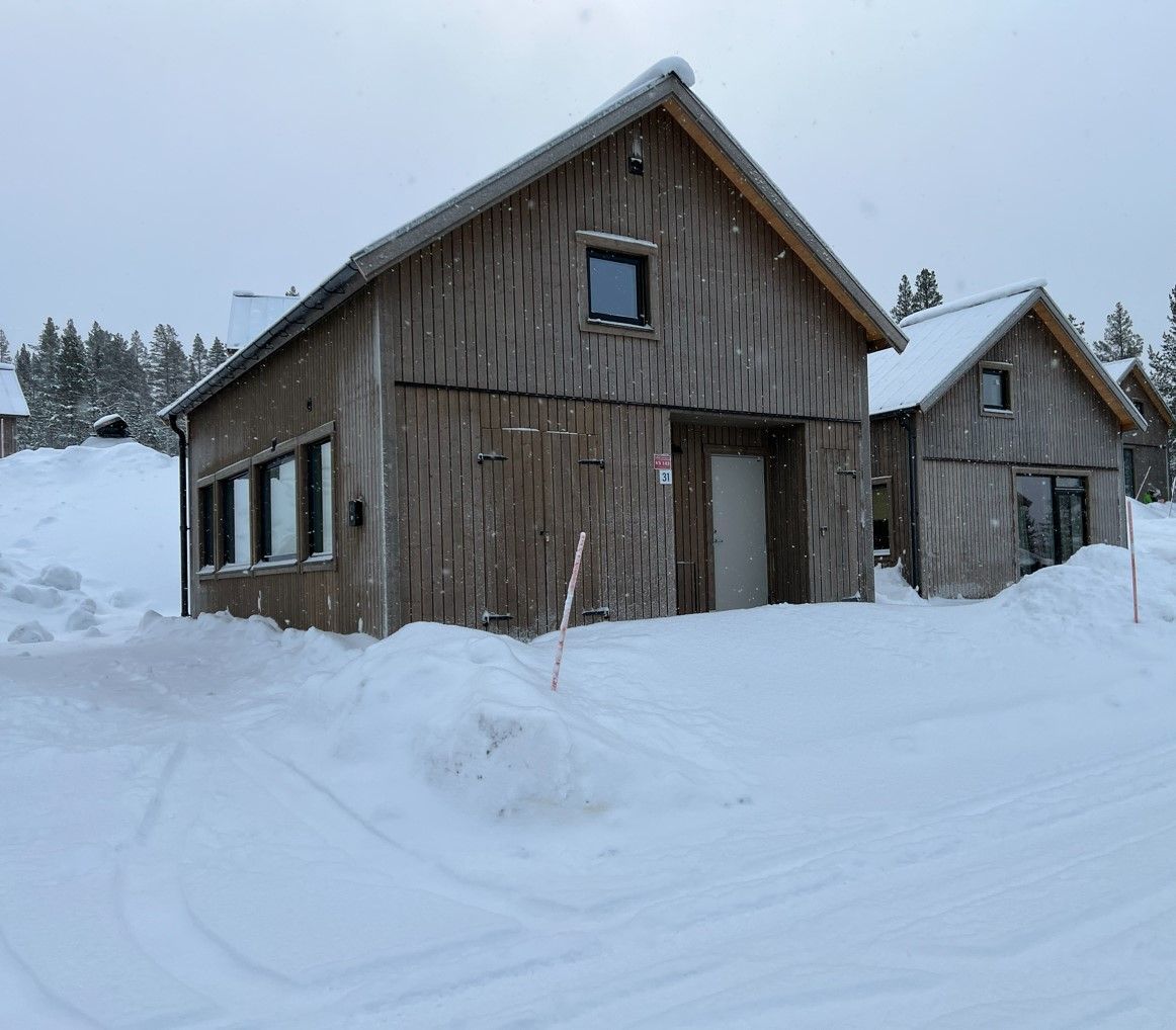 Fin stuga i lugnt område med bastu och ski-in-läge