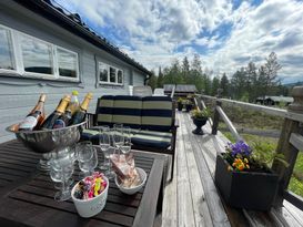Timrad fjällstuga med öppenspis & bastu, 8+2 pers