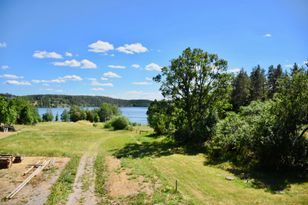 Lakeside holiday home by Lake Yxningen