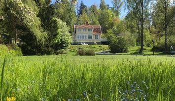 Sekelskiftshus med stor trädgård, nära havet