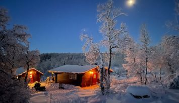 Mysig timmerstuga med utsikt över kalfjället