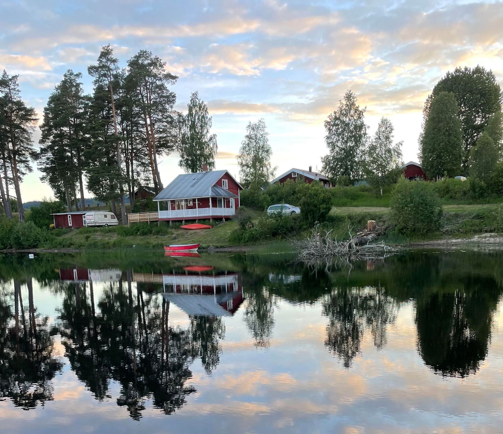 Stuga med fantastisk sjötomt - strandtomt med båt