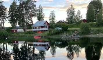 Stuga med fantastisk sjötomt - strandtomt med båt