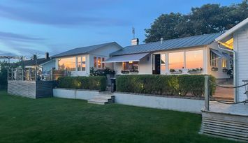Stort strandnära sommarhus med härlig trädgård