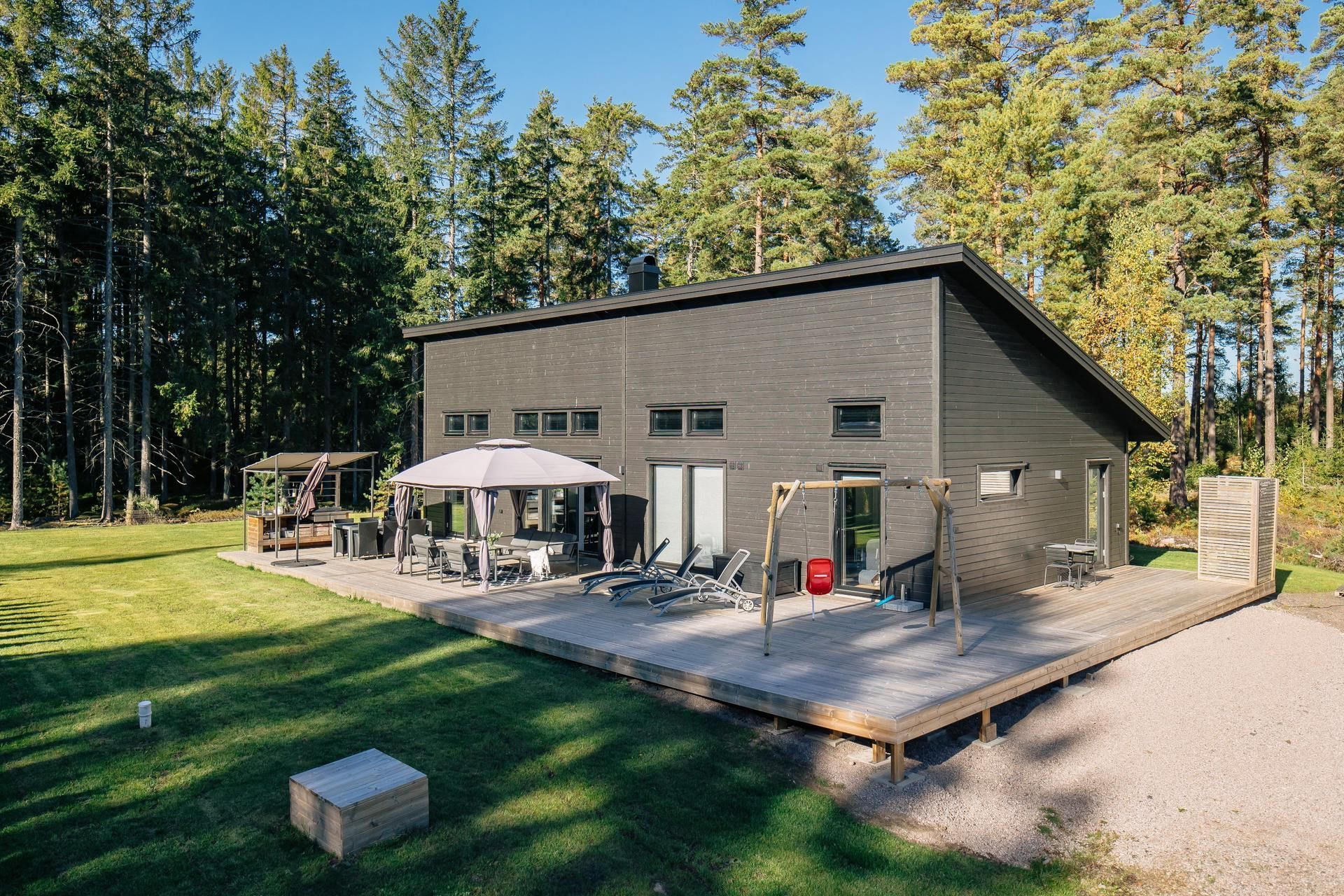 Stort hus ute på en fin Ö nära Vänern – bild 2 av 19