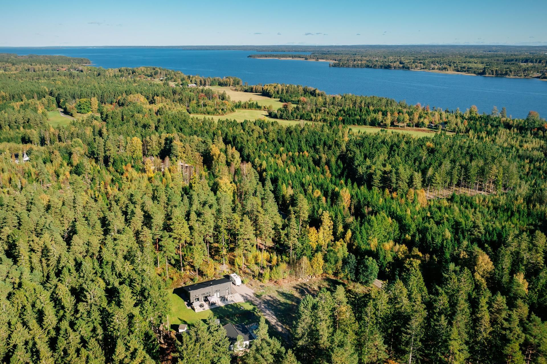 Stort hus ute på en fin Ö nära Vänern – bild 4 av 19