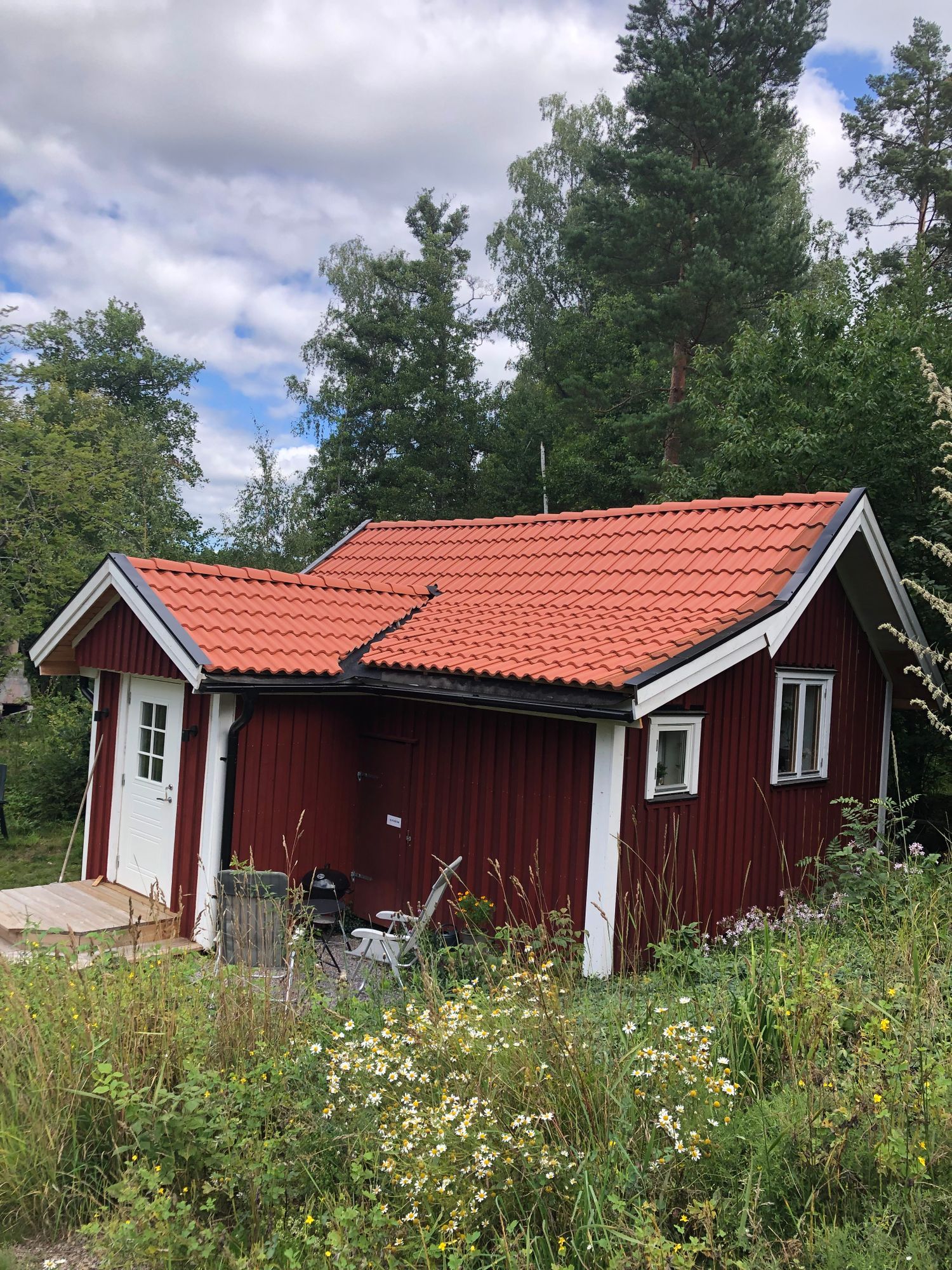 Liten stuga på standen av insjö – bild 2 av 14