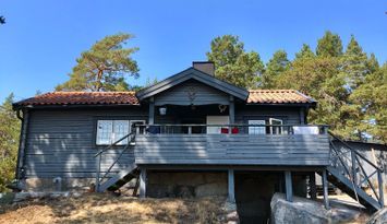 Skärgårdsidyll på ö i stockholms skärgård
