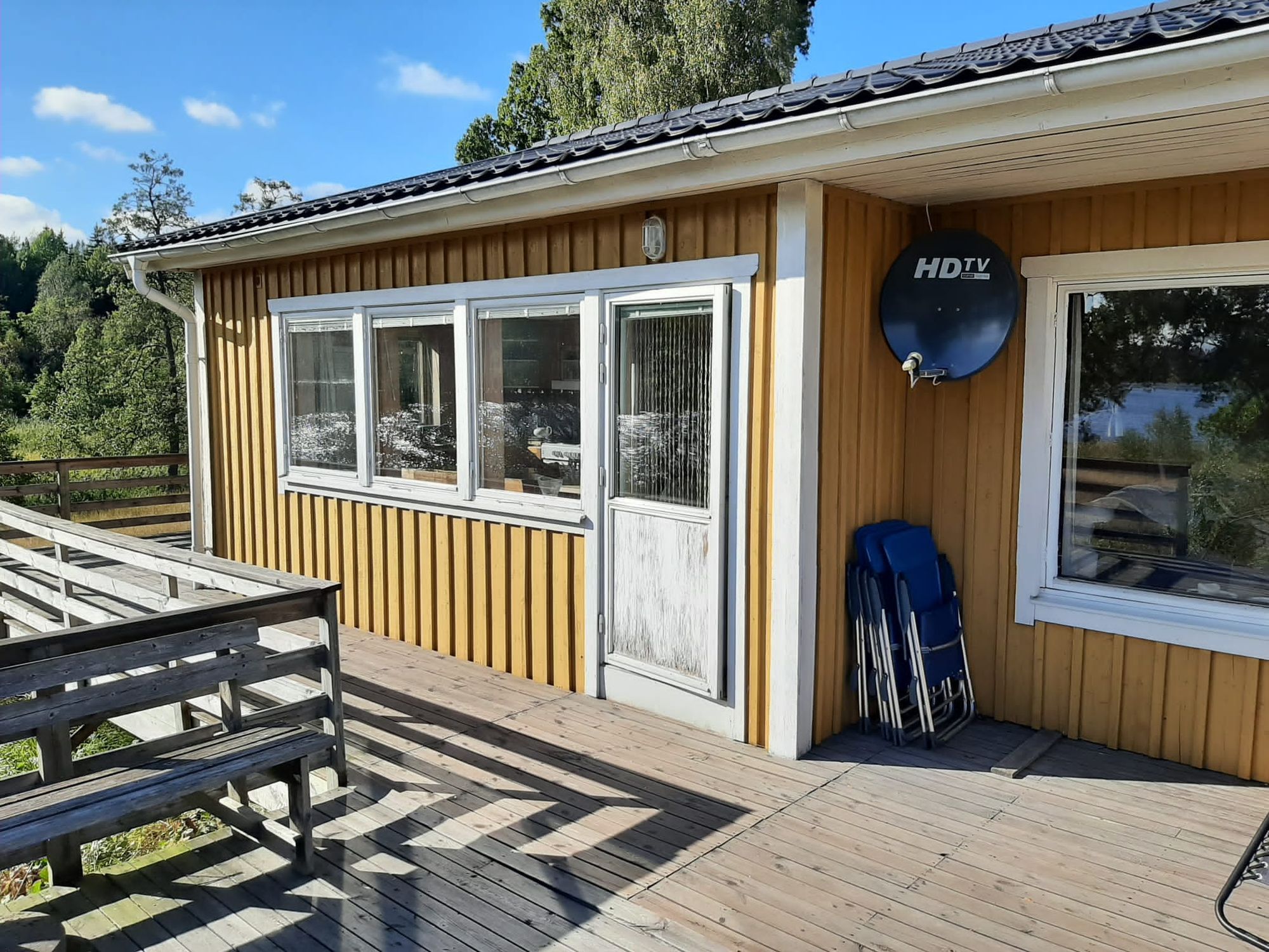 Typical Swedish cottage with stuga overlook a lake – bild 14 av 24