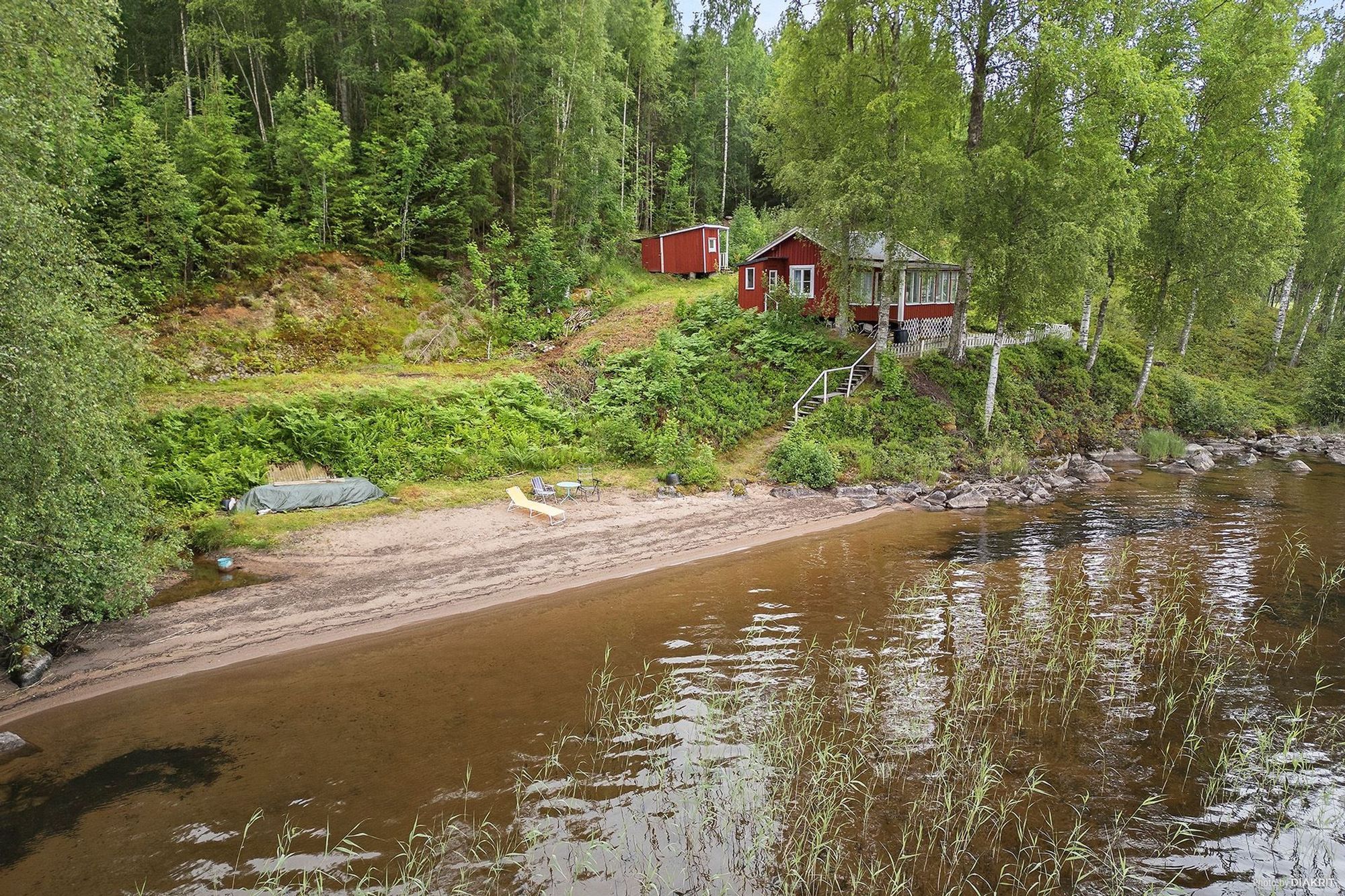 Egen sandstrand & avskildhet–stuga vid Lakenesjön