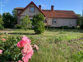 Strandnära hus på Hasslö