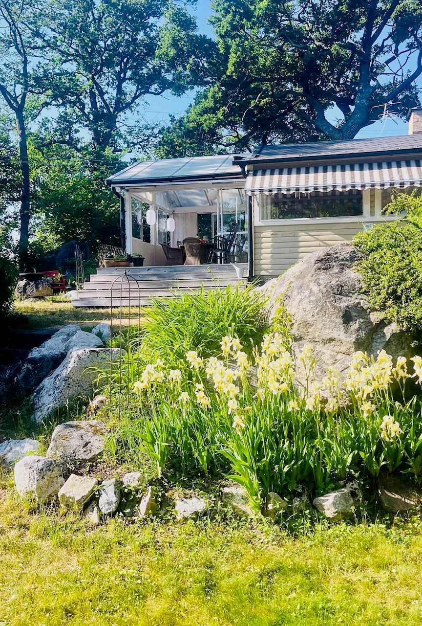 Mälarnära sommarparadis på grön kulle