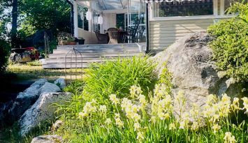 Mälarnära sommarparadis på grön kulle