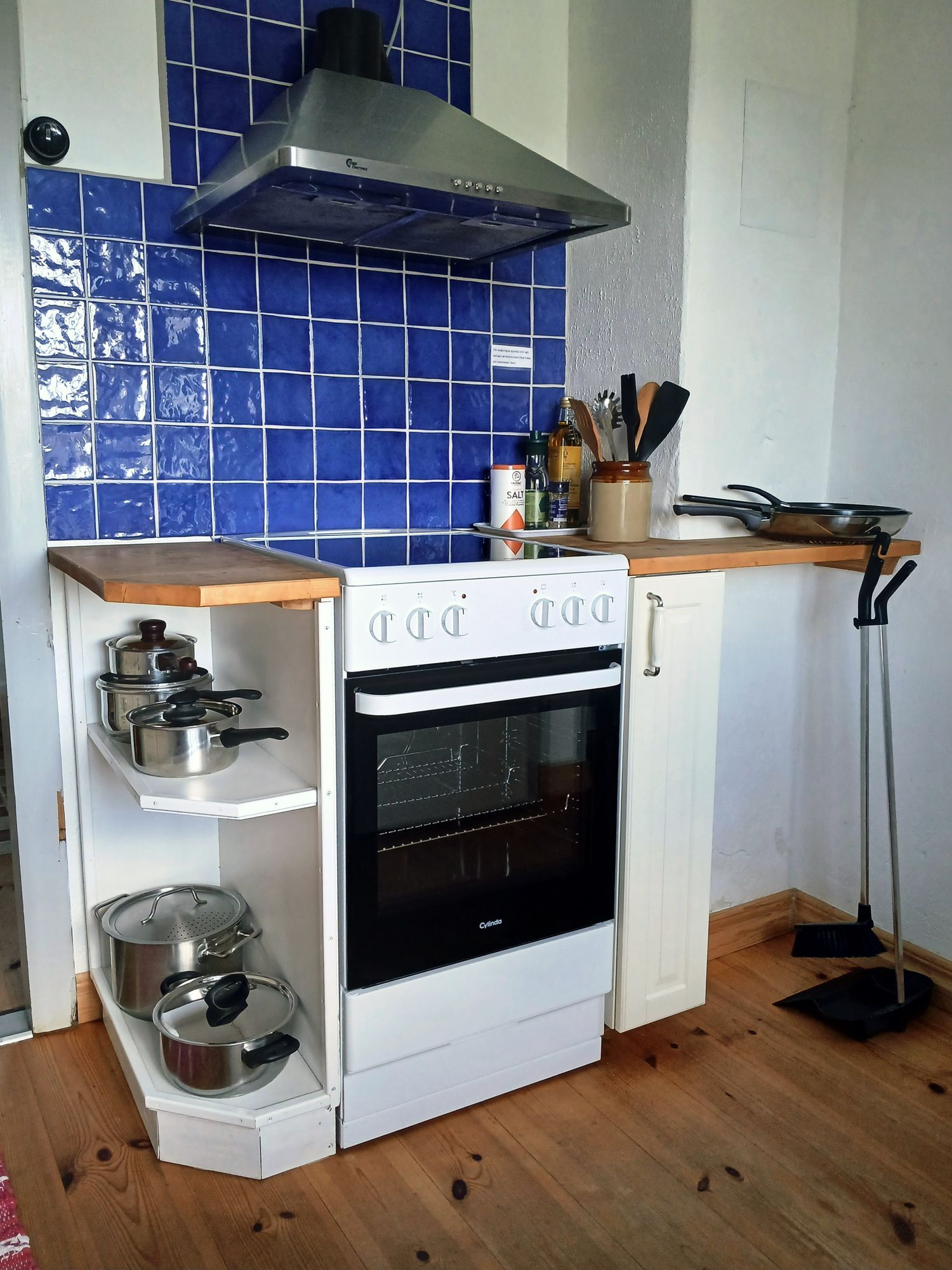 Österlen, charmig stuga med trädgård – bild 15 av 24
