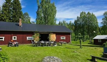 Mysig timmerstuga i naturskön miljö