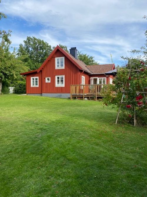 Mysig stuga på landet med härlig trädgård