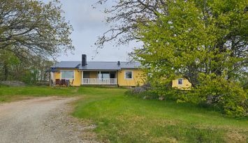 Hundvänligt hus i Hjälmvik med havsglimt | SE09114