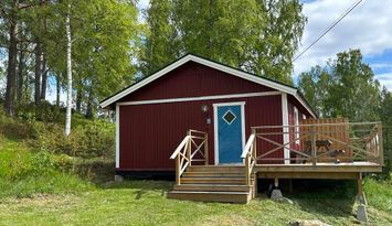 Nyrenoverad stuga vid fin sjö o badplats, Violen