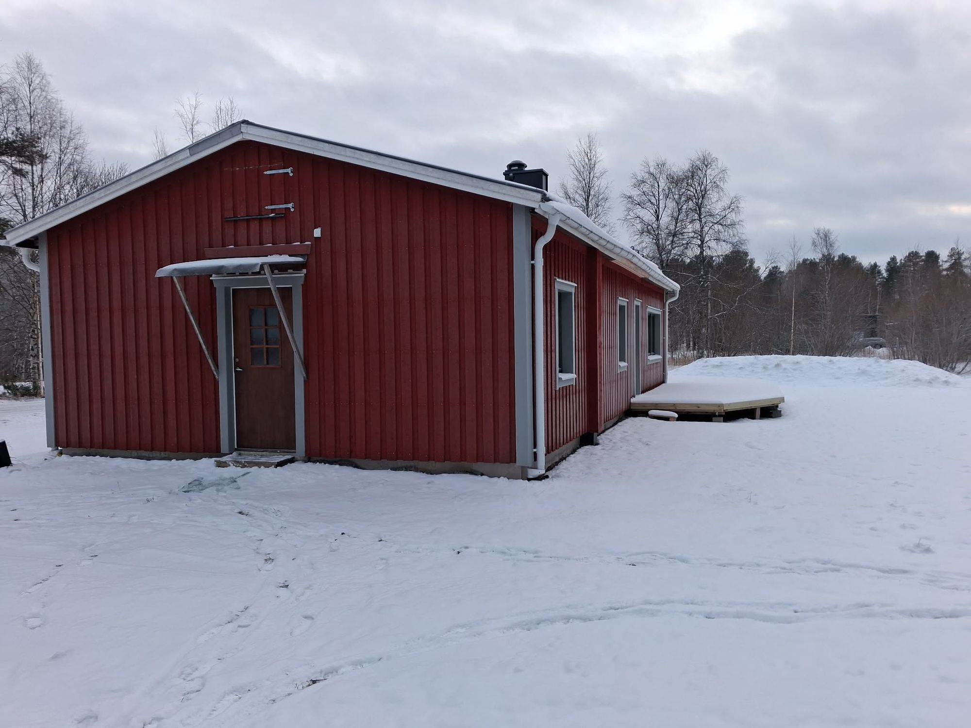 Nybyggd stuga i ett plan med 4 - 6 bäddar. – bild 2 av 16