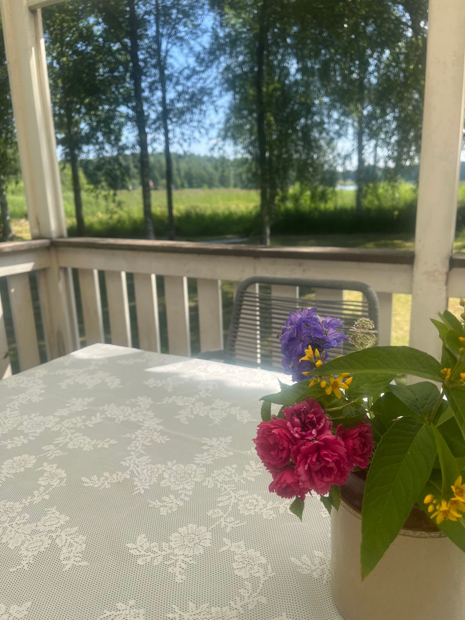 Sjönära fritidshus i lugna omgivningar – bild 2 av 24