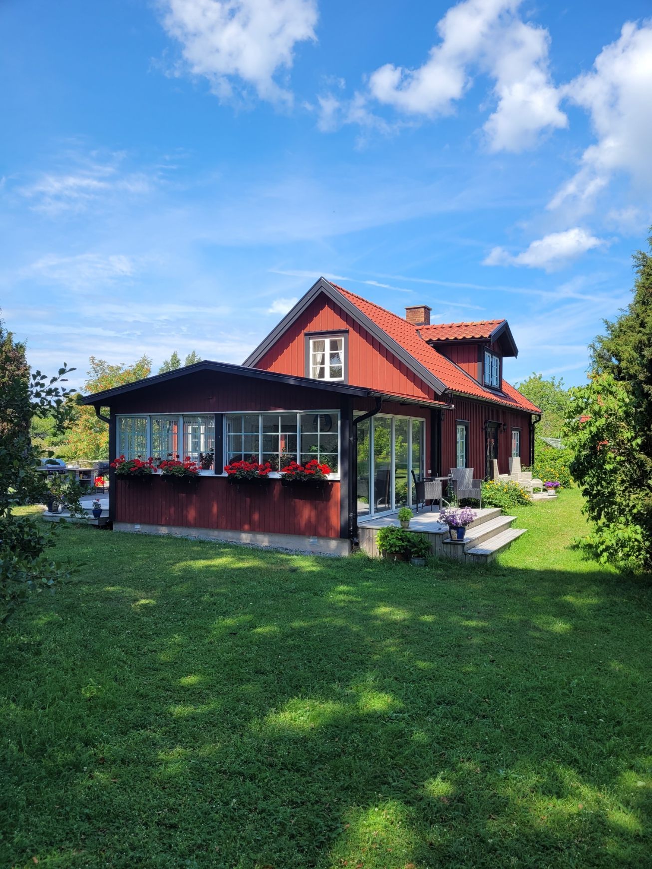 Unikt läge, charmigt renoverat hus – bild 2 av 24