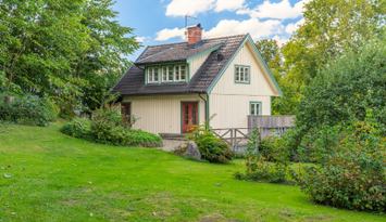 Nyrenoverat & centralt i Båstad