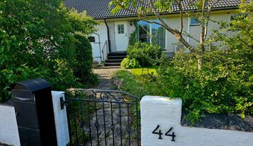 Gästlägenhet i villa m egen trädgård