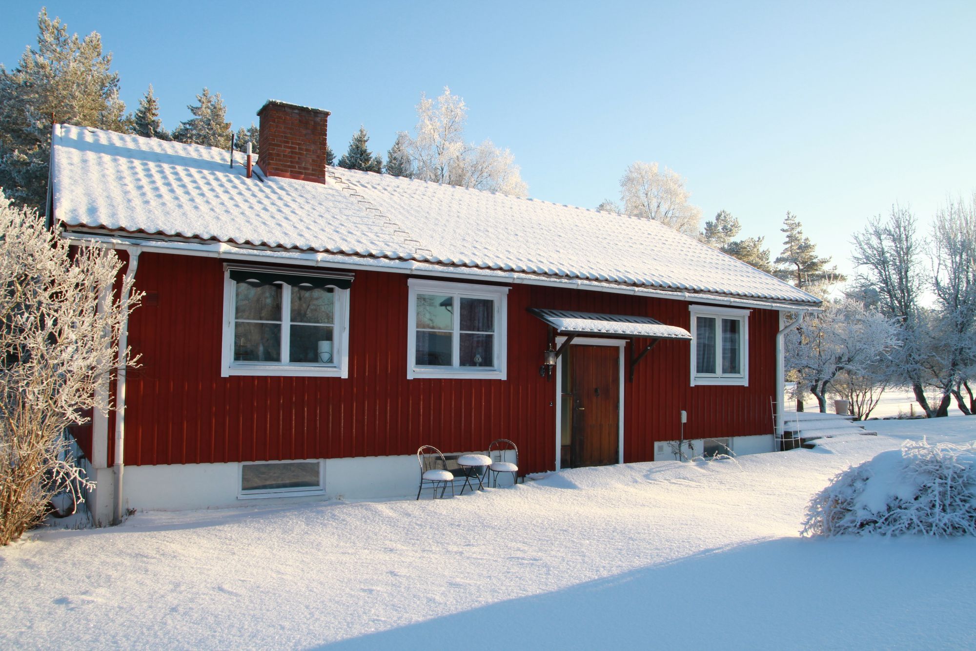 Rymligt hus på landet bredvid damm med egen brygga – bild 15 av 24