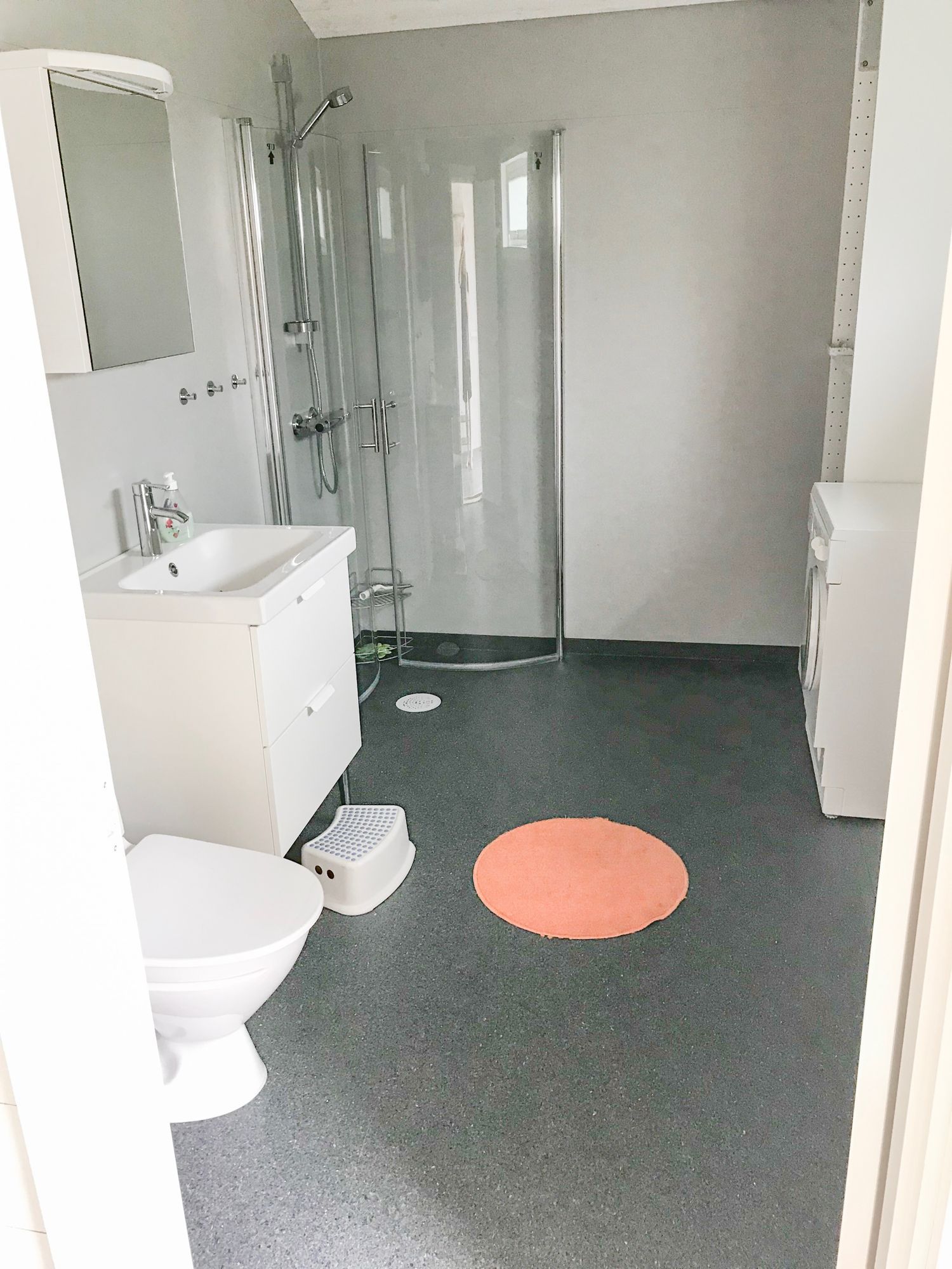 Hus på strandtomt med egen brygga och många bäddar – bild 4 av 24