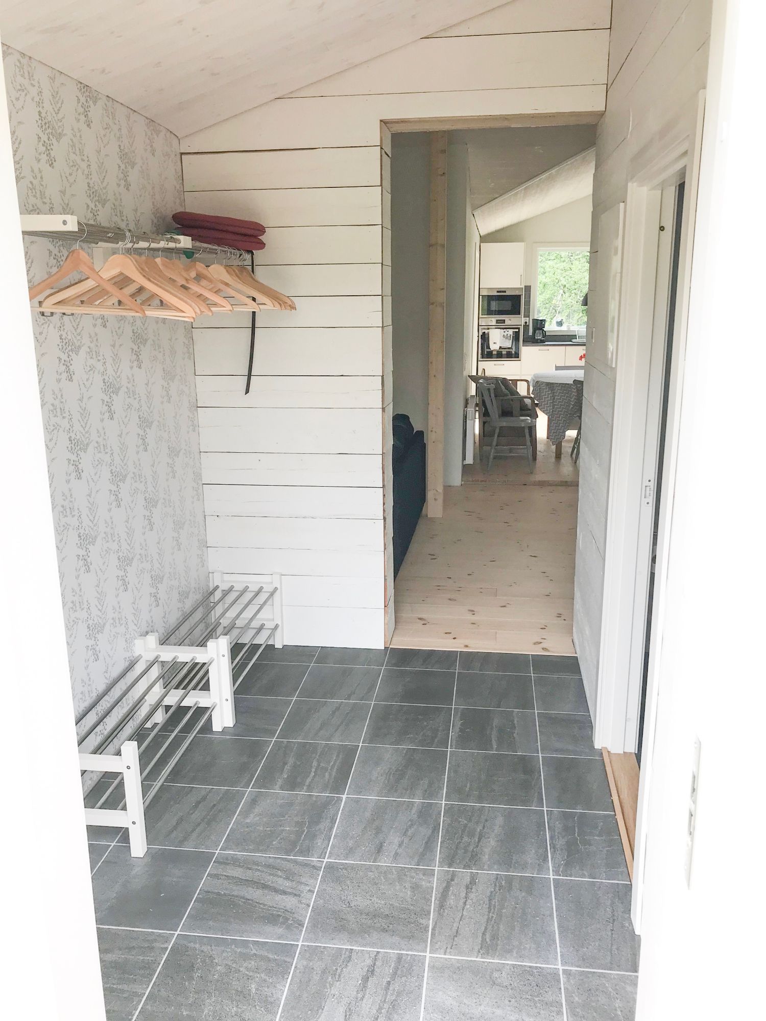 Hus på strandtomt med egen brygga och många bäddar – bild 3 av 24