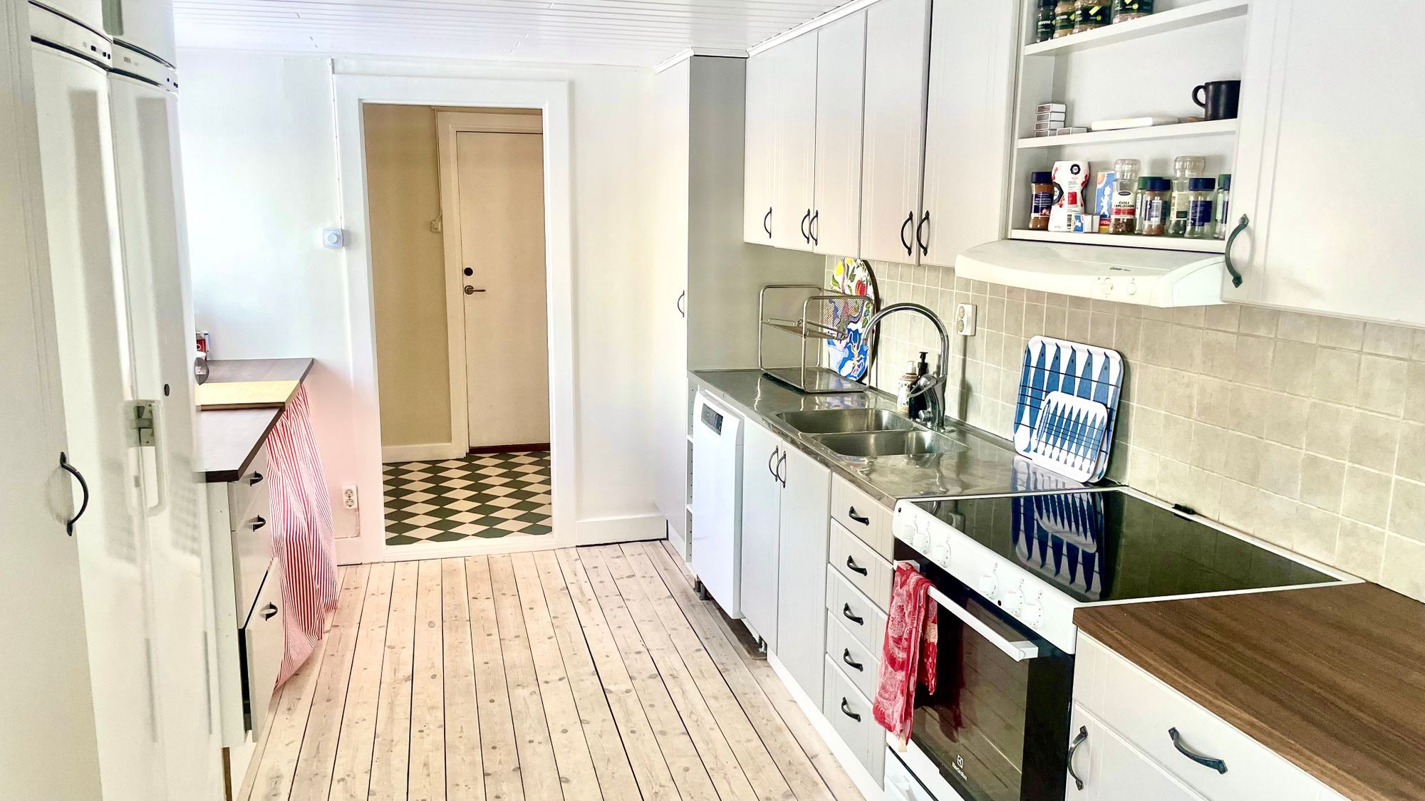 Adelsö idyll vid Mälaren med bastu och stor tomt – bild 9 av 24